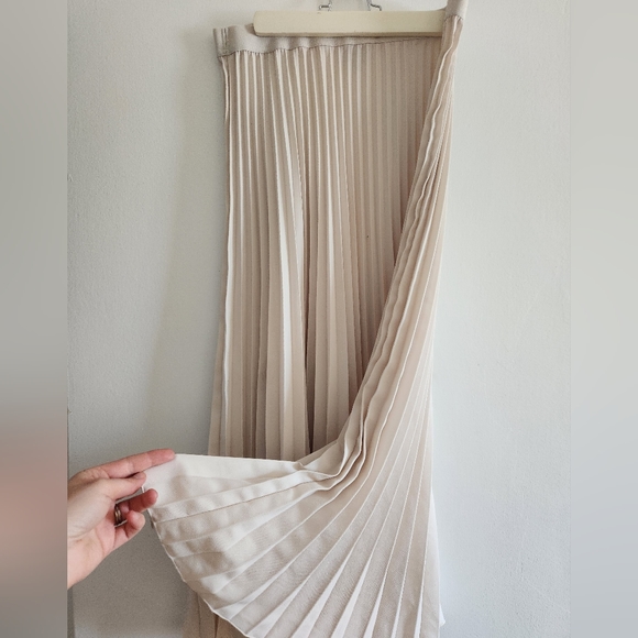 H&M midi length Pleated Skirt size Medium, soft beige - Picture 3 of 4